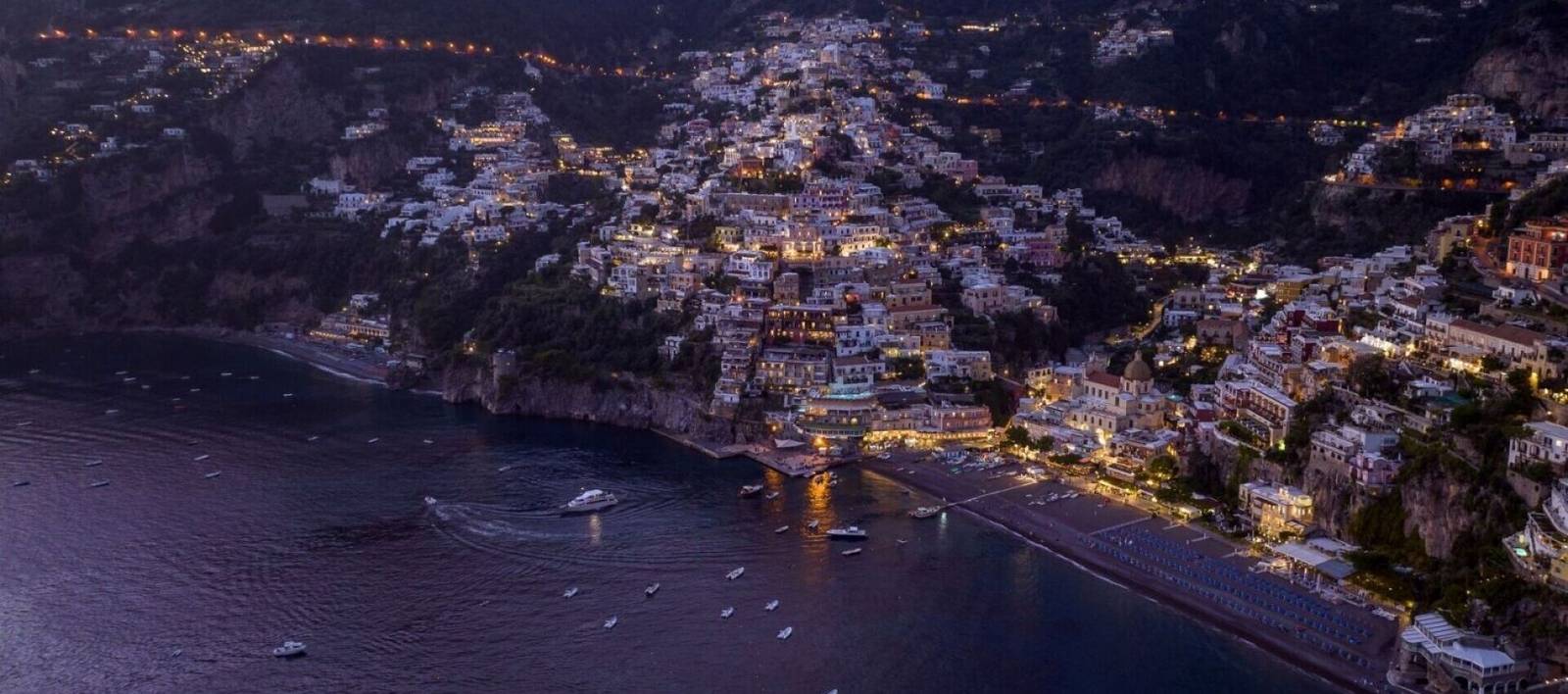 波西塔諾夜景與海灣