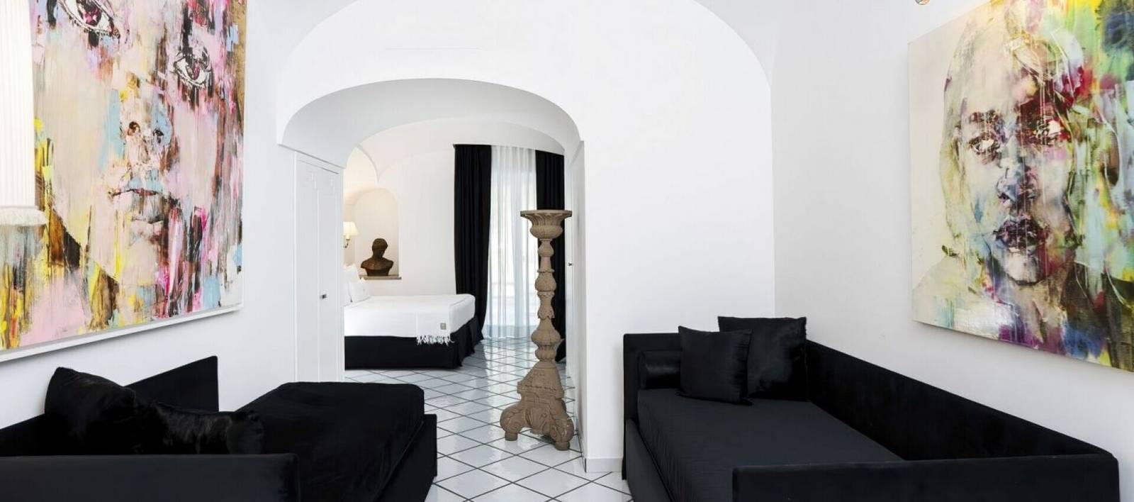 Villa Franca 套房起居區與當代藝術畫作