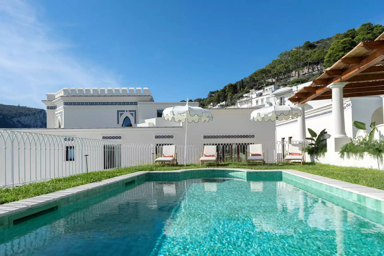 Villa Helios Capri 花園泳池與泳池酒吧區