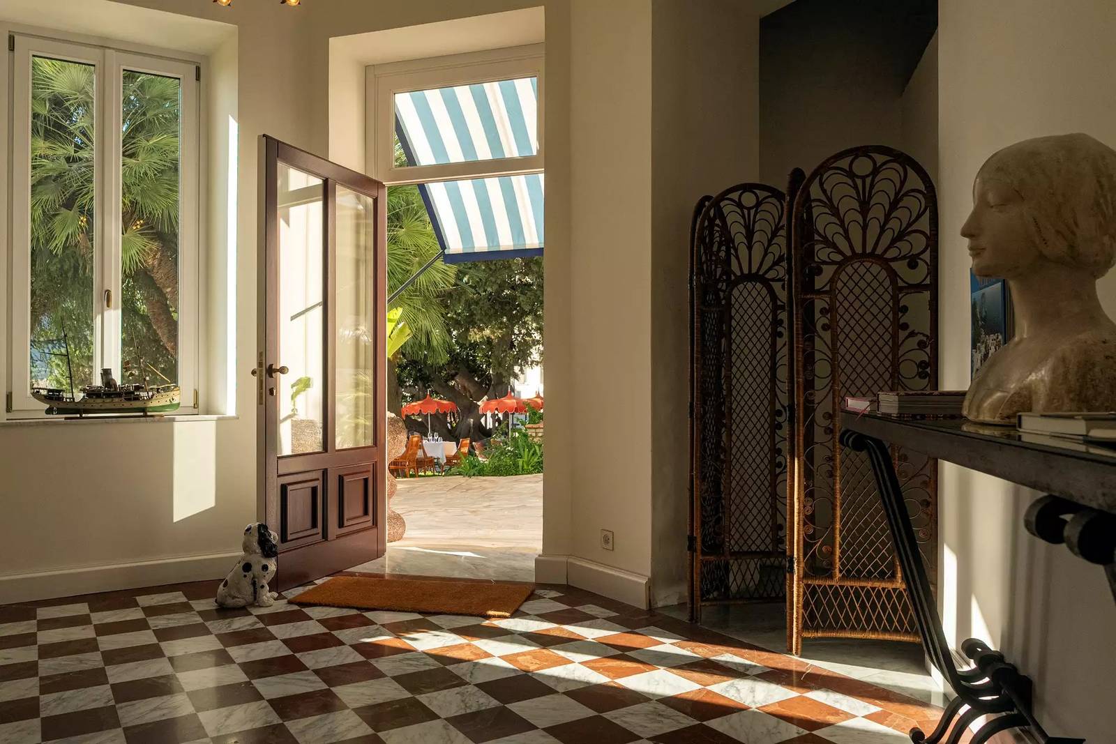 Villa Helios Capri 花磚地板玄關通往花園