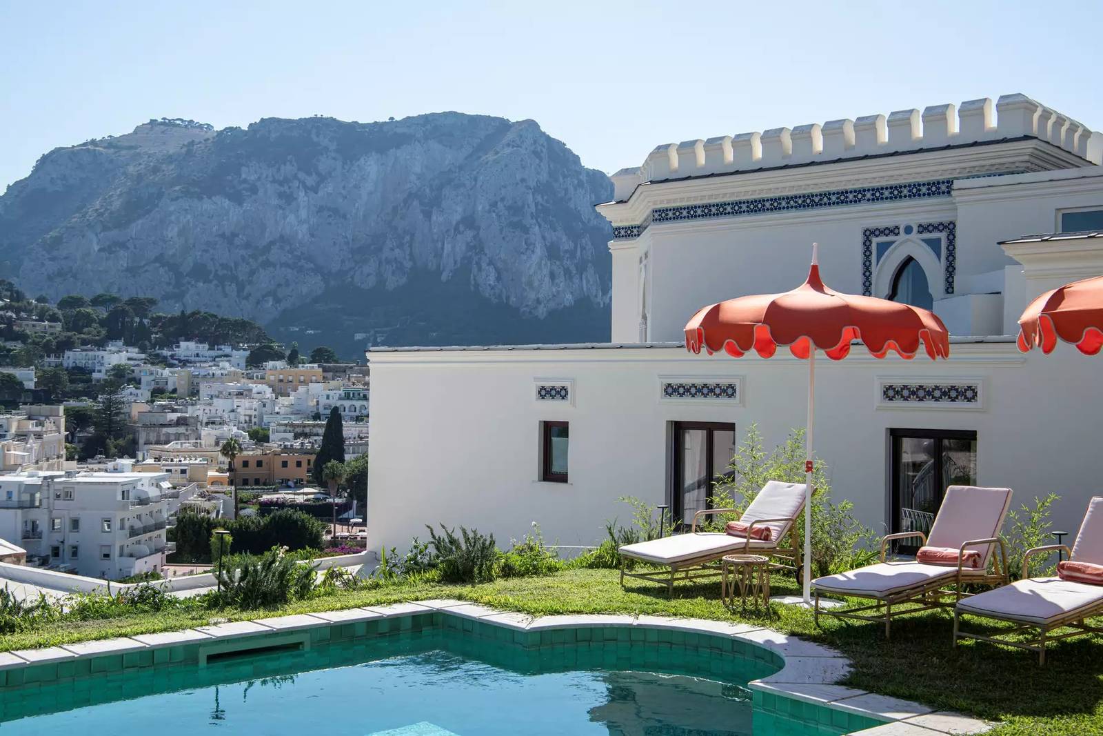 Villa Helios Capri 泳池露台與卡布里山景