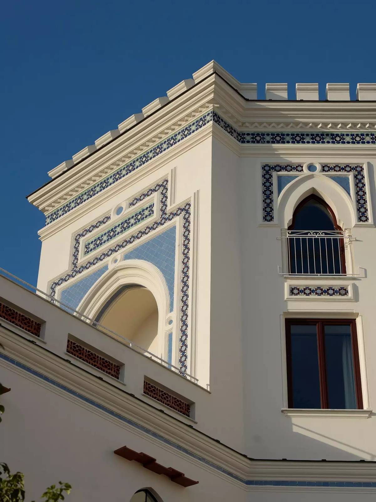 Villa Helios Capri 摩爾風格塔樓與彩磚尖拱窗
