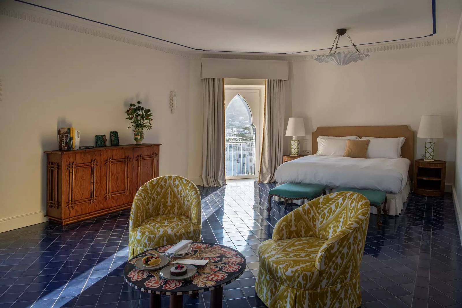 Villa Helios Capri Lighthouse Suite 臥室與起居區