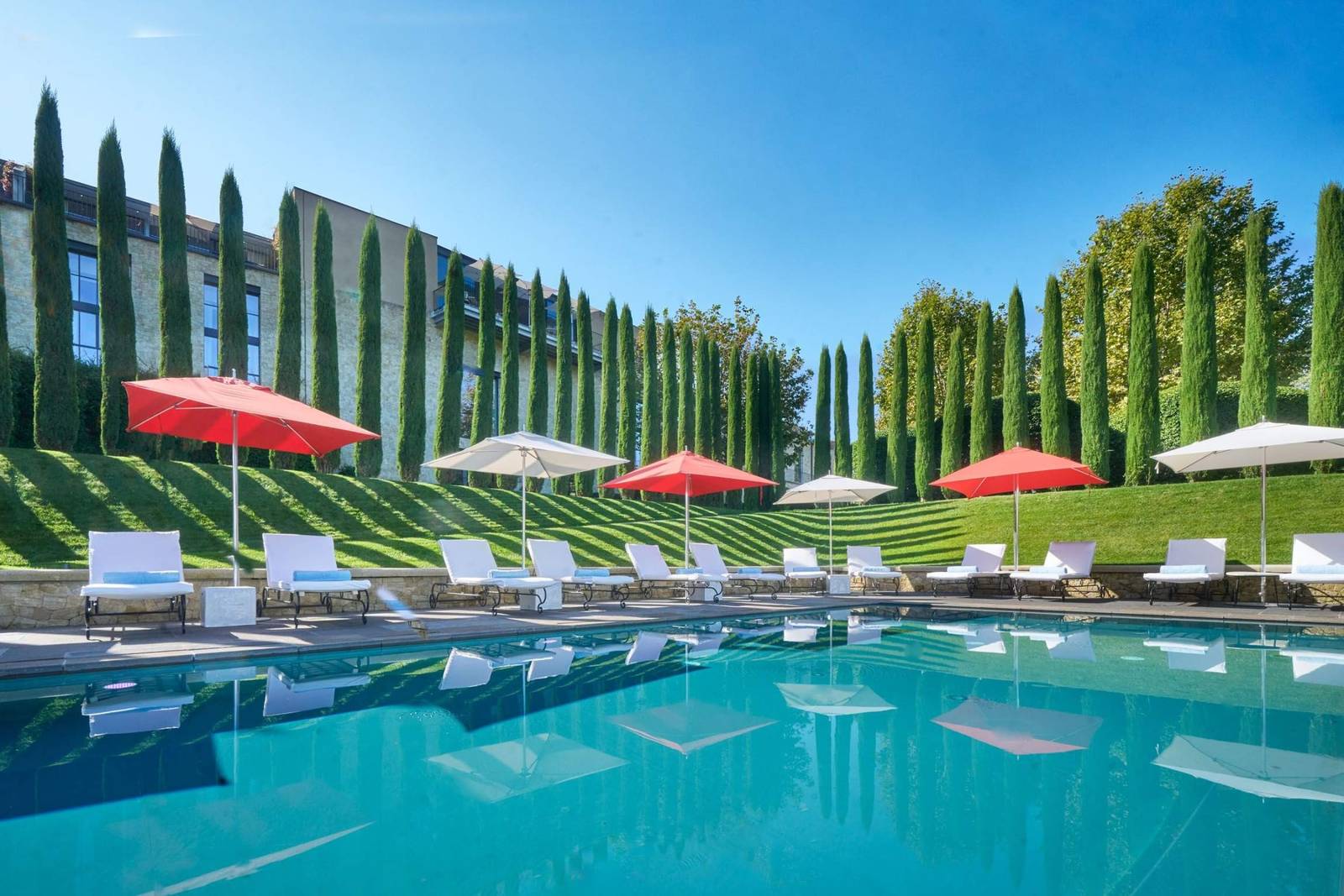 Villa La Coste 泳池畔陽傘與躺椅