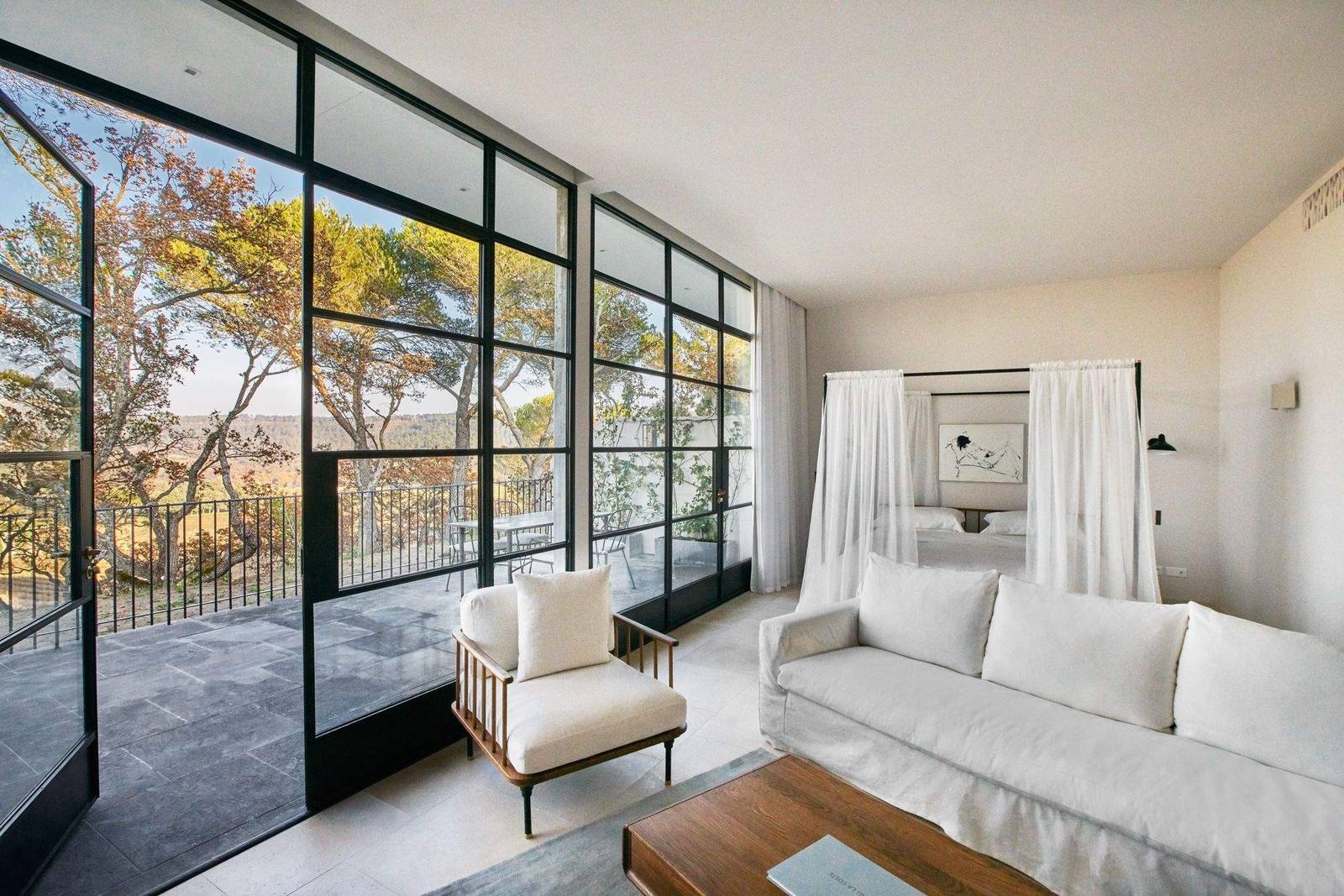 Villa La Coste 套房落地窗外的葡萄園景色