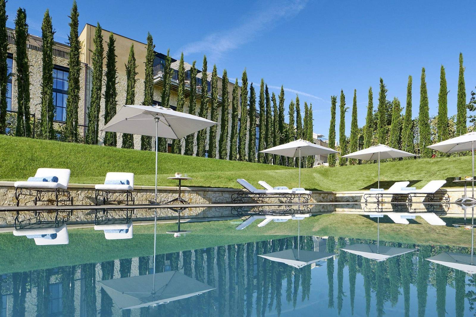 Villa La Coste 絲柏環繞的戶外泳池