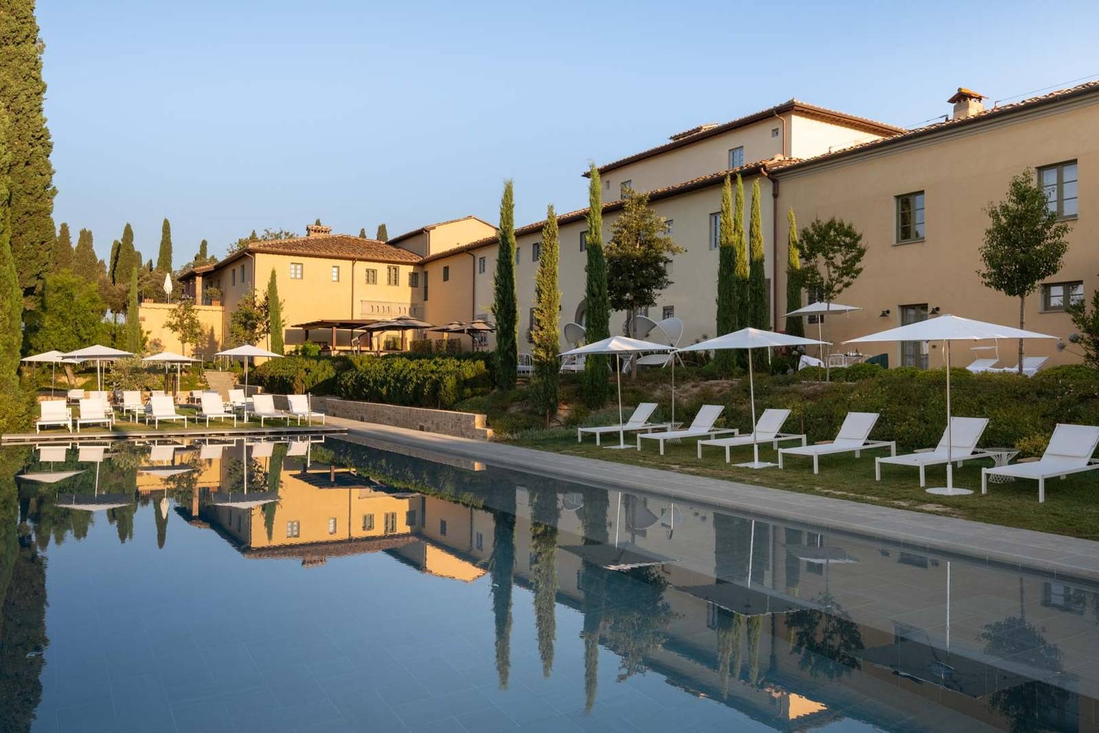 Villa Petriolo 莊園旁的長形泳池與躺椅