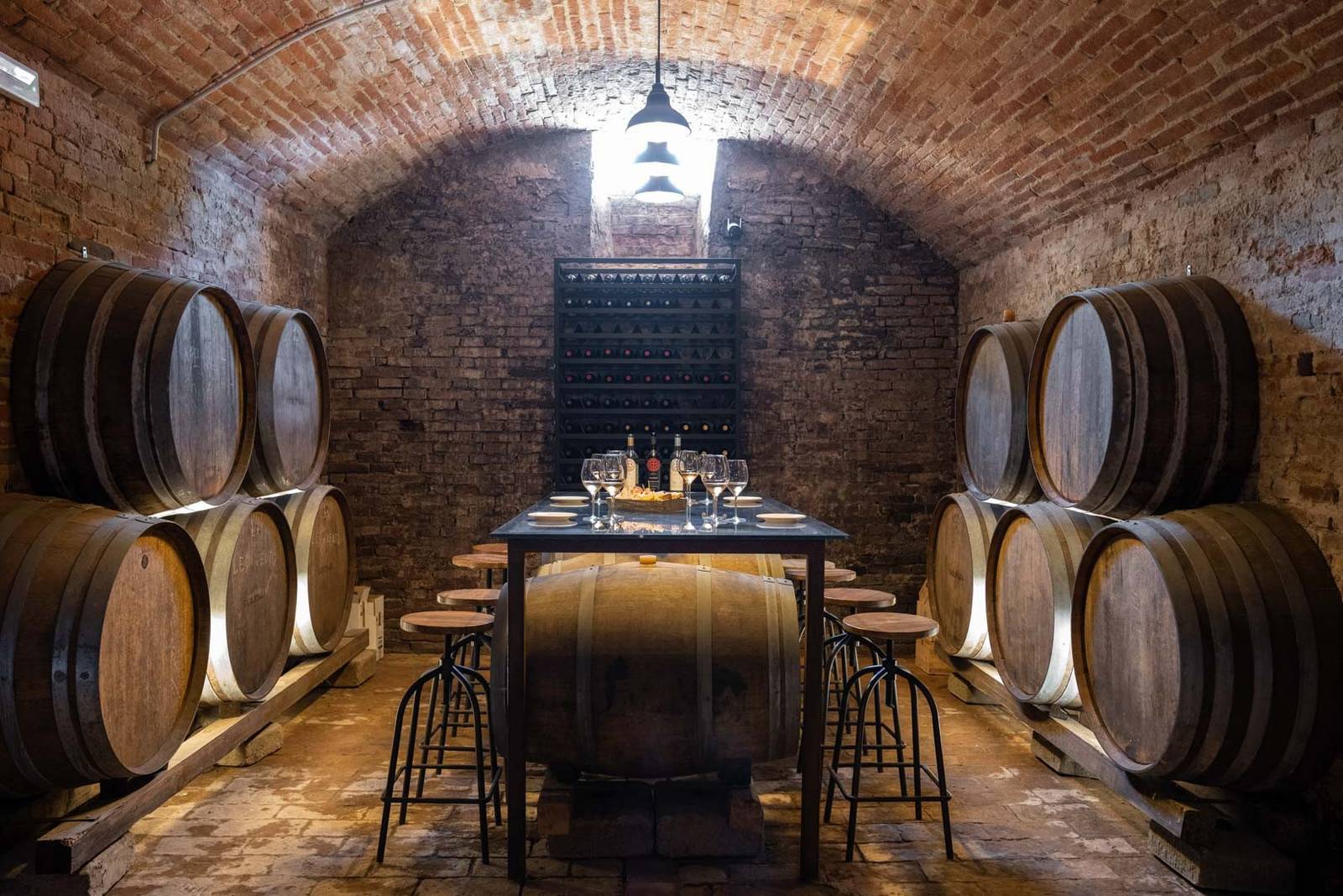 Villa Petriolo 橡木桶環繞的酒窖品酒桌