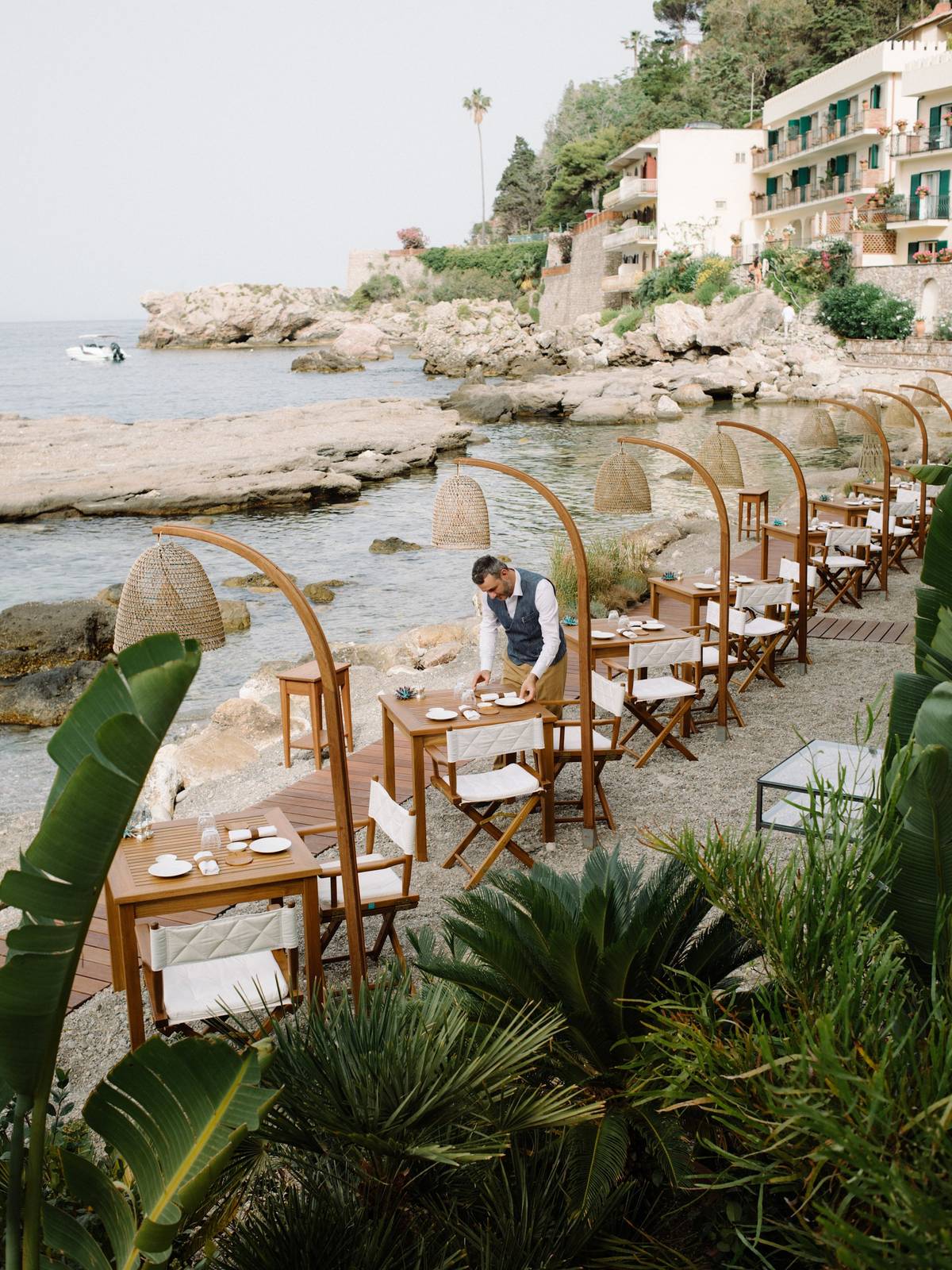 Villa Sant'Andrea 海邊的 Brizza 餐廳座位