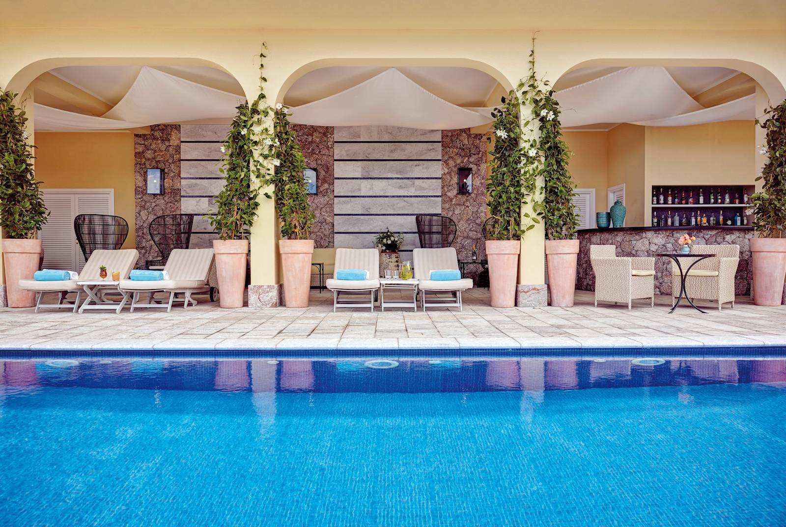 Villa Sant'Andrea 泳池與拱廊躺椅區