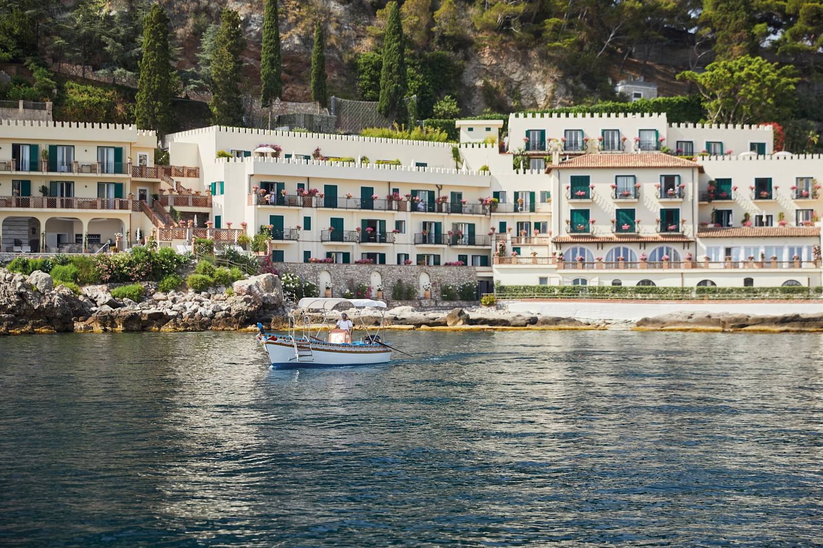 Villa Sant'Andrea 面向 Mazzarò 海灣的白色別墅建築