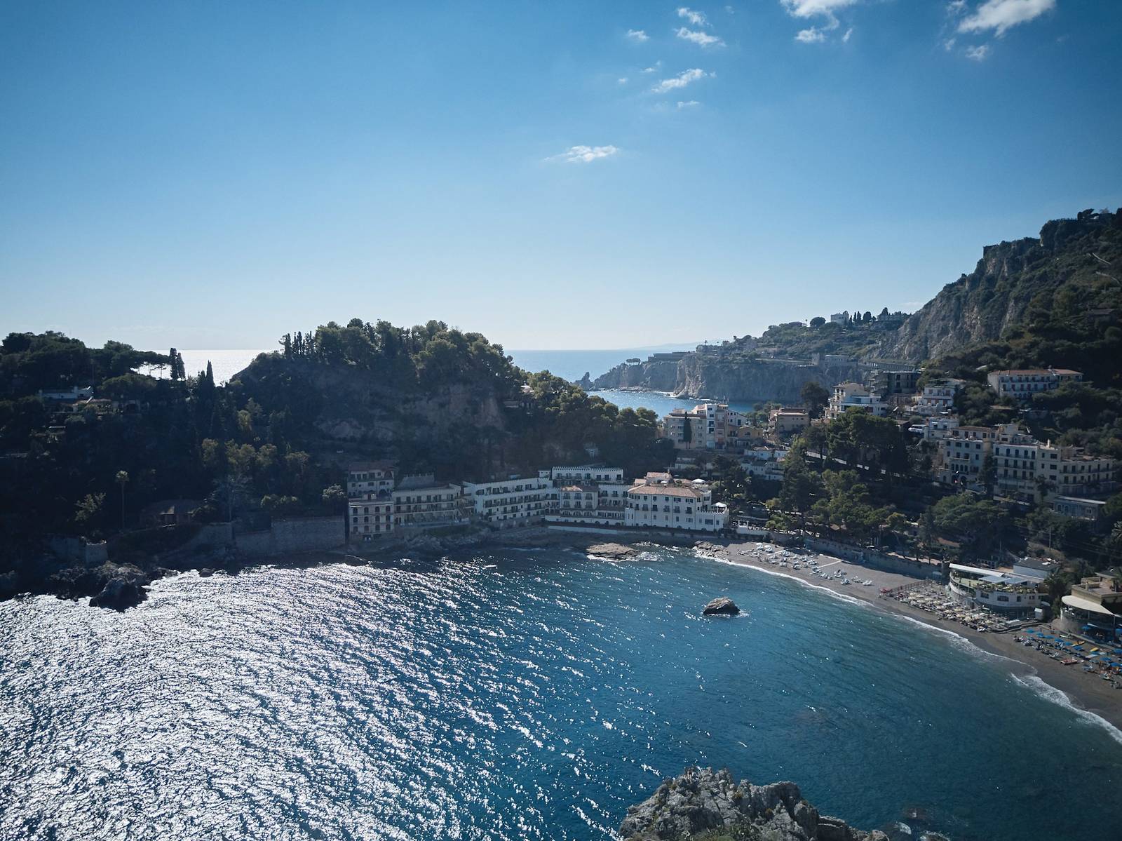 Villa Sant'Andrea 所在的 Mazzarò 海灣與私人海灘