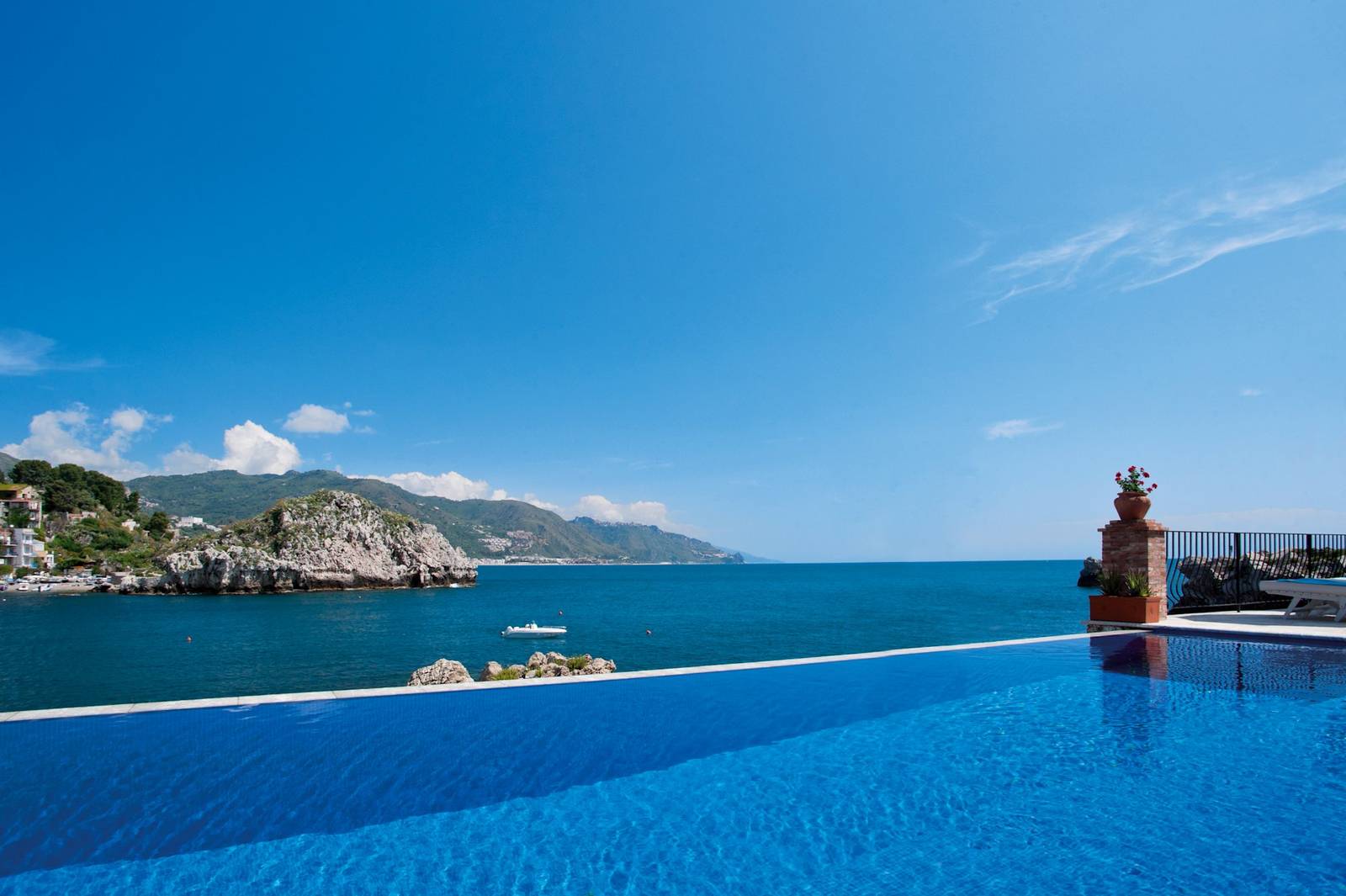 Villa Sant'Andrea 面海的無邊際泳池