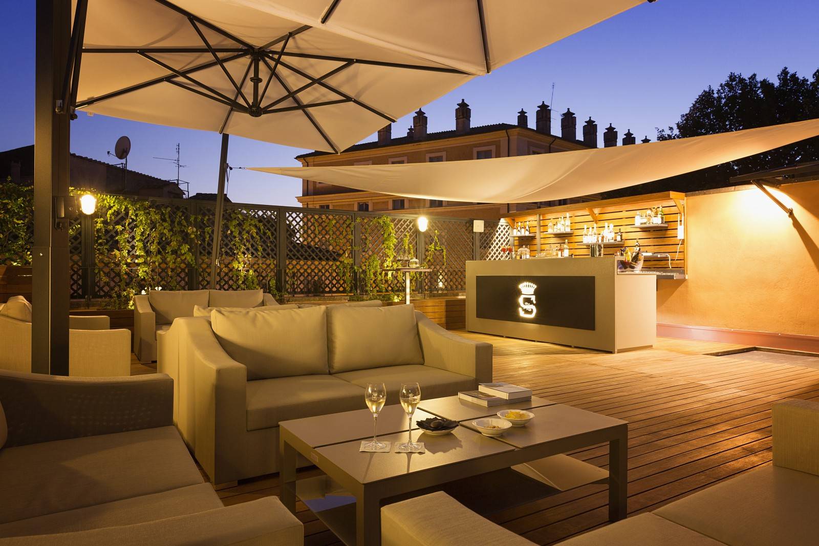 Villa Spalletti Trivelli 屋頂酒吧與沙發區