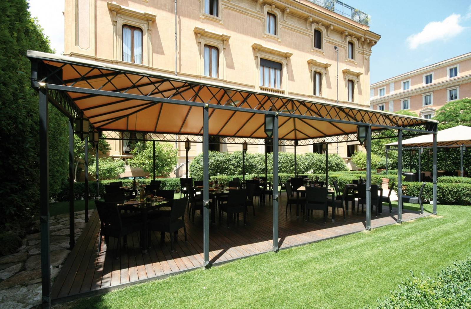 Villa Spalletti Trivelli 義式花園與藤架座位區