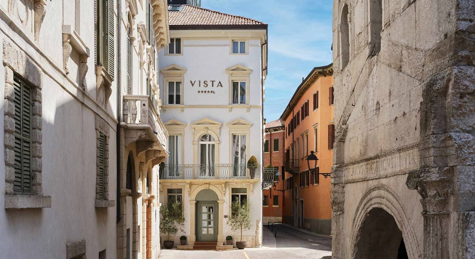 維洛那 VISTA Verona 位於老城巷弄裡的宮殿建築立面