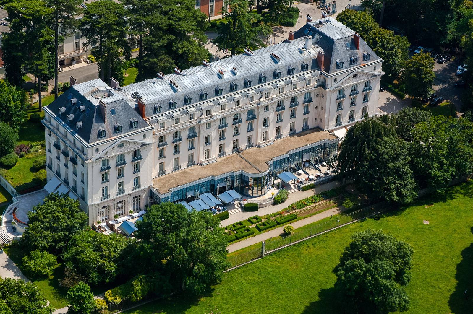 凡爾賽 Waldorf Astoria Trianon Palace 空拍,白色宮殿建築與周邊綠地