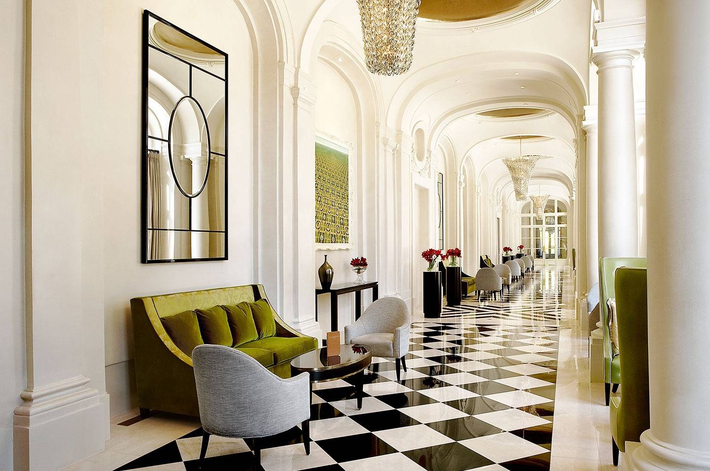 Trianon Palace 黑白棋盤格地板的拱廊長廊
