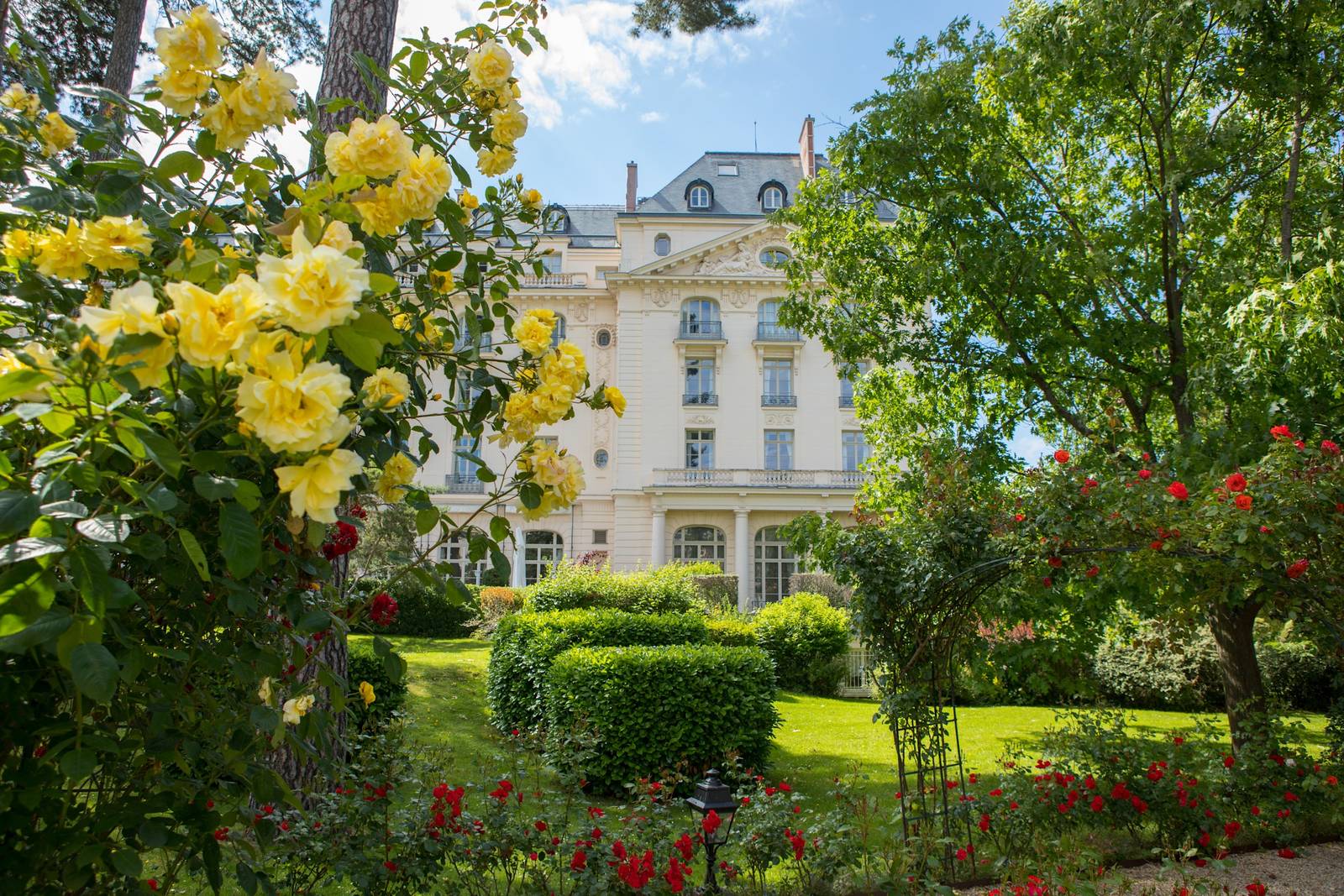 從花園望向 Trianon Palace 主建築