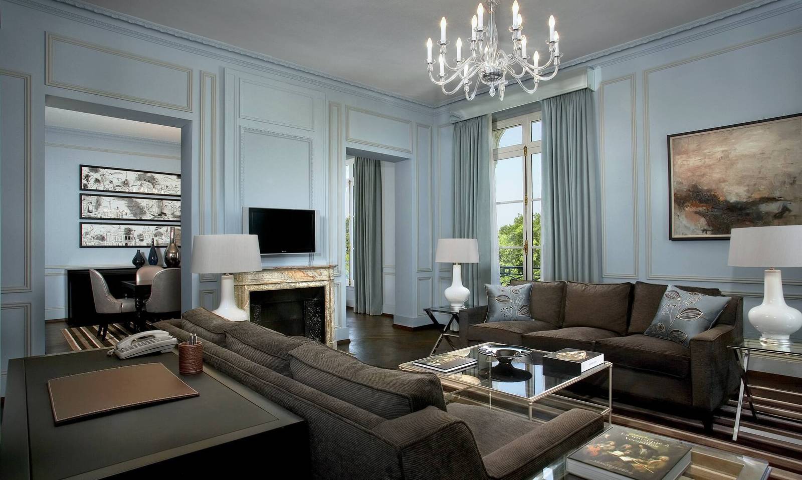 King Versailles Suite 起居室與壁爐