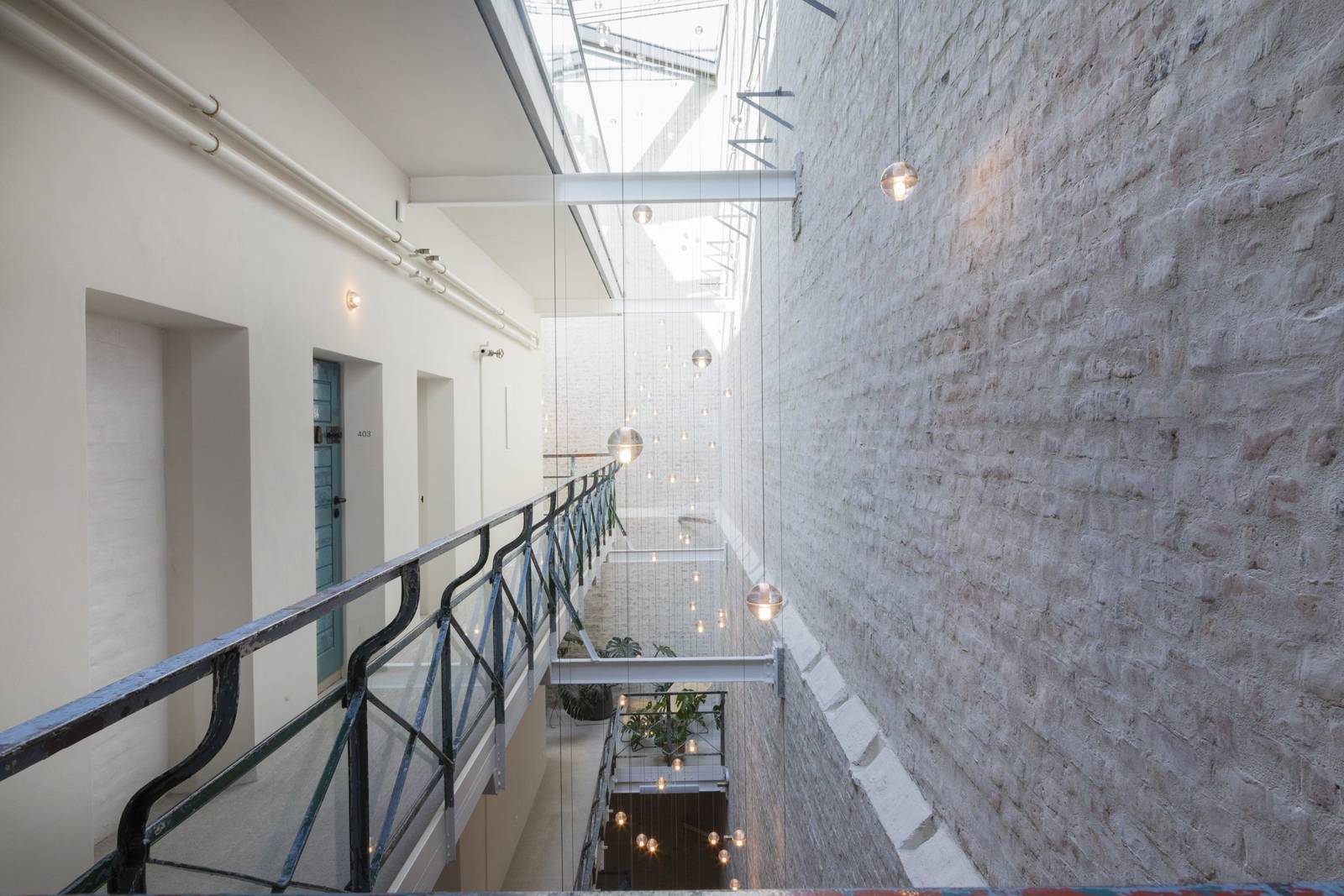 Wilmina Hotel 由舊女子監獄改建的挑高中庭廊道