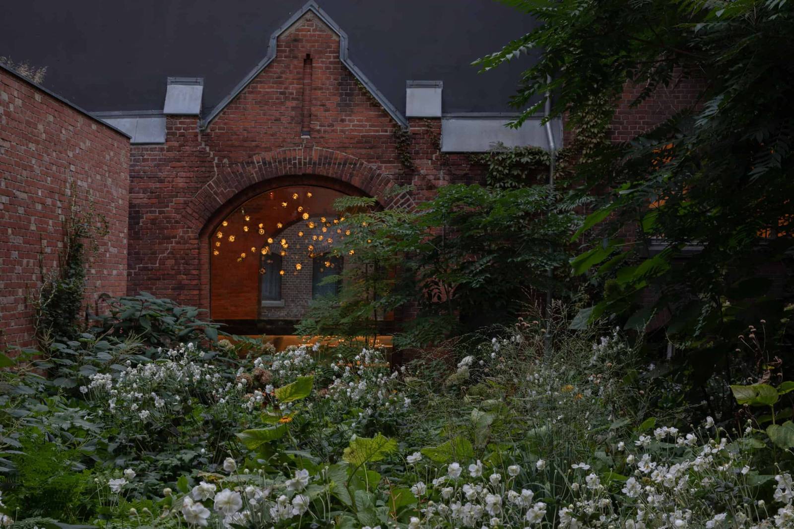 Wilmina Hotel 紅磚建築與野花庭園