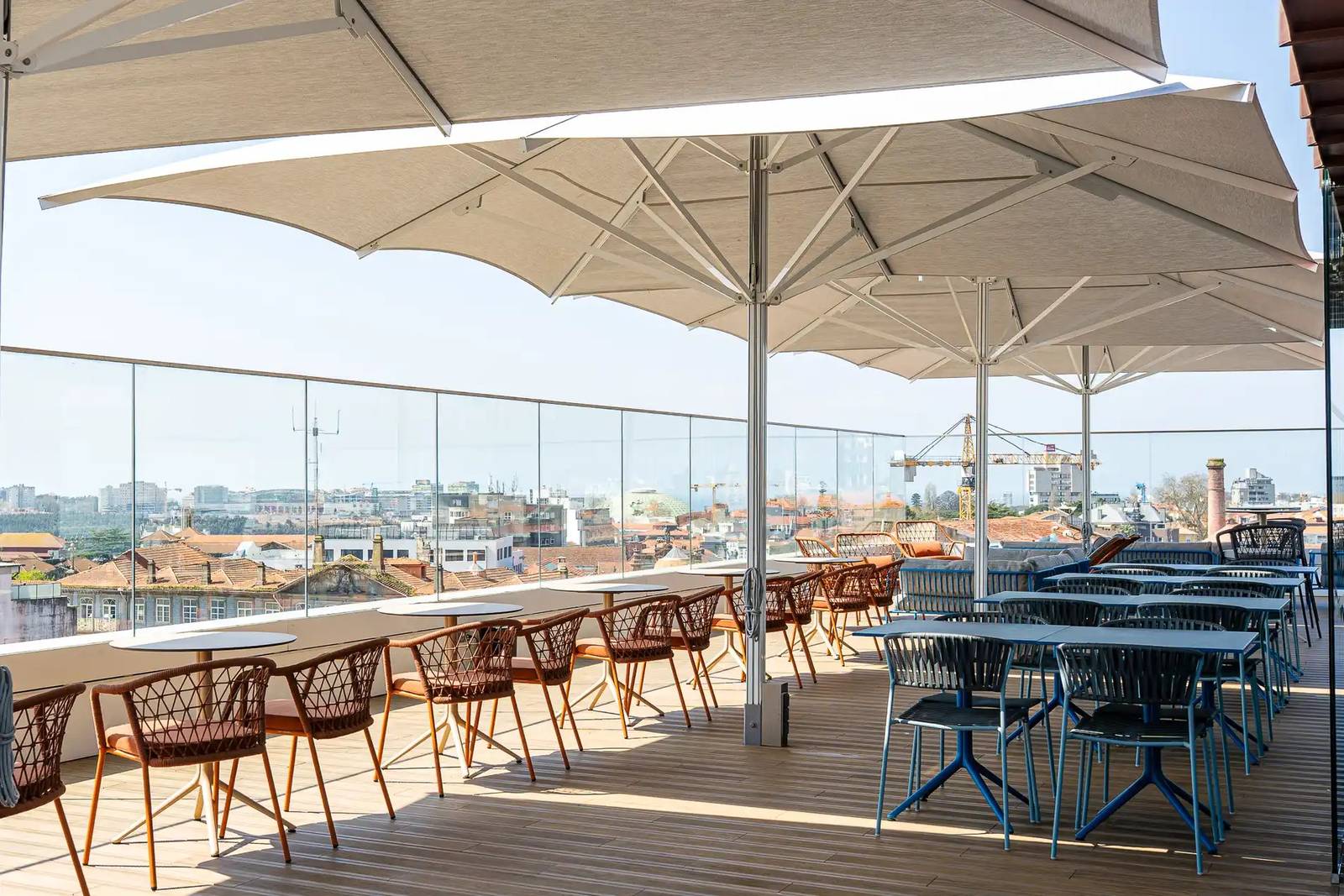 Wine & Books Porto Hotel 頂樓露台與波多老城屋頂景觀