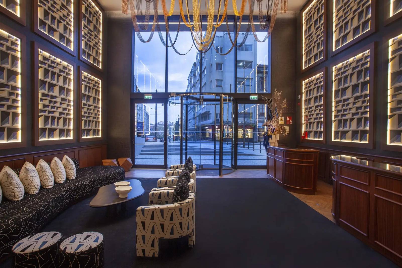 Wine & Books Porto Hotel 大廳與落地窗