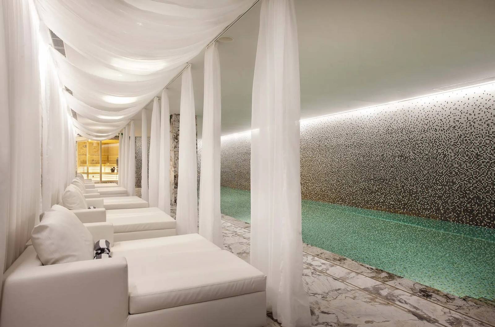 Wine & Books Porto Hotel Spa 室內溫水泳池