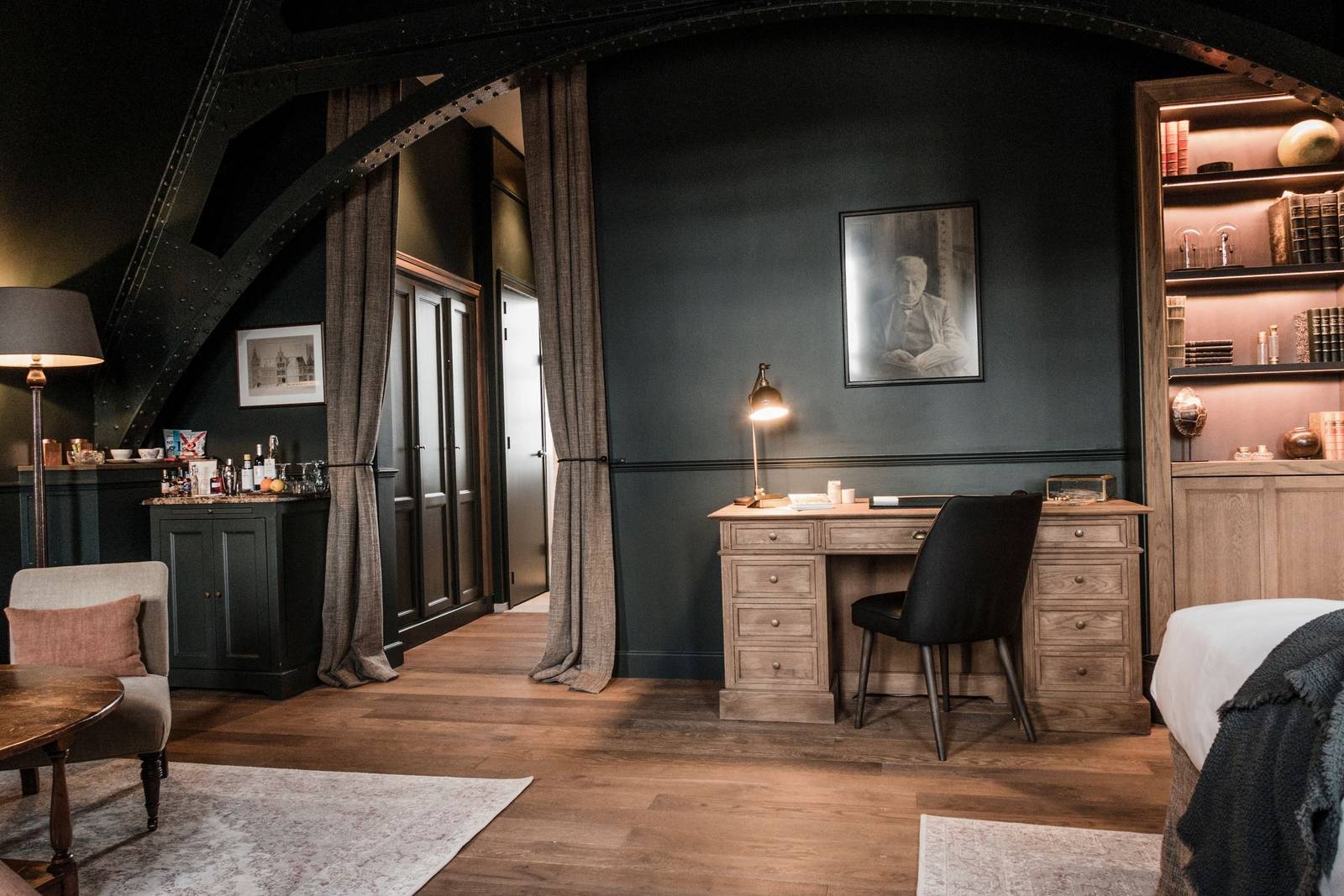 根特 1898 The Post 屋頂下的 Loft 套房，有書櫃、書桌與床鋪