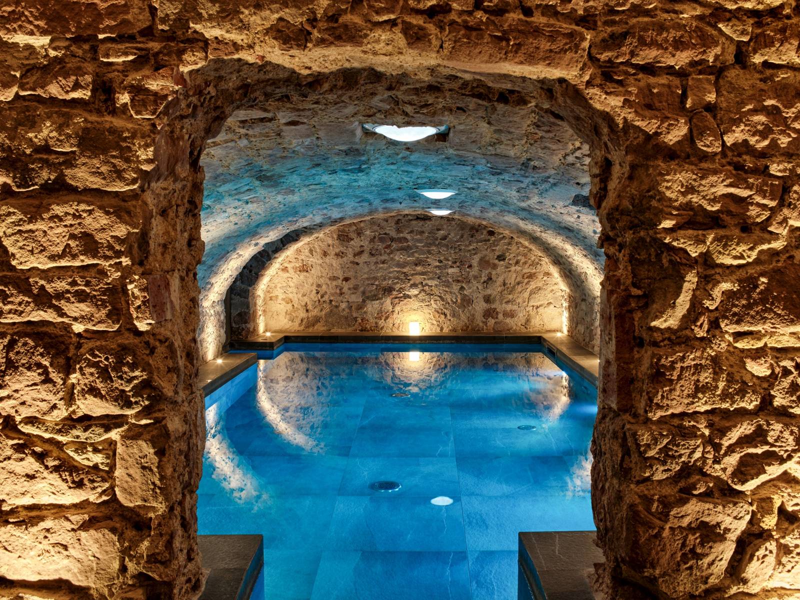 5 Terres Hôtel & Spa 砂岩拱頂下的室內泳池