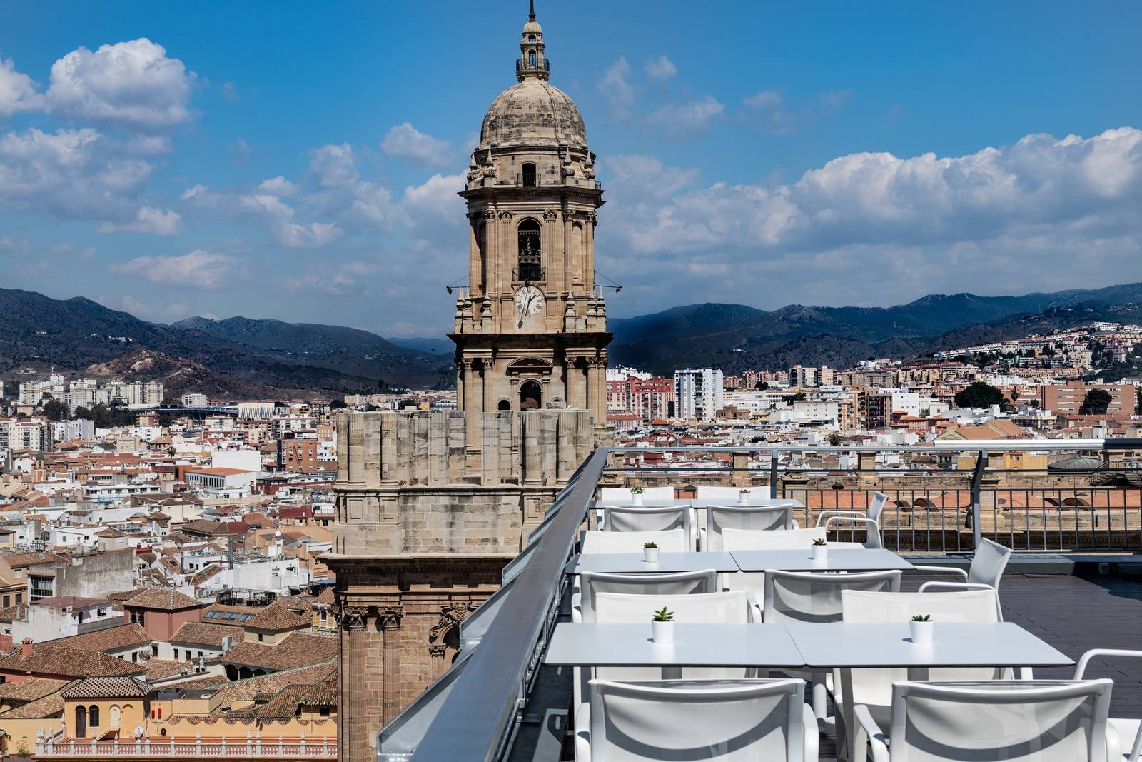 馬拉加 AC Hotel Málaga Palacio ATICO 頂樓露台座位與大教堂鐘樓