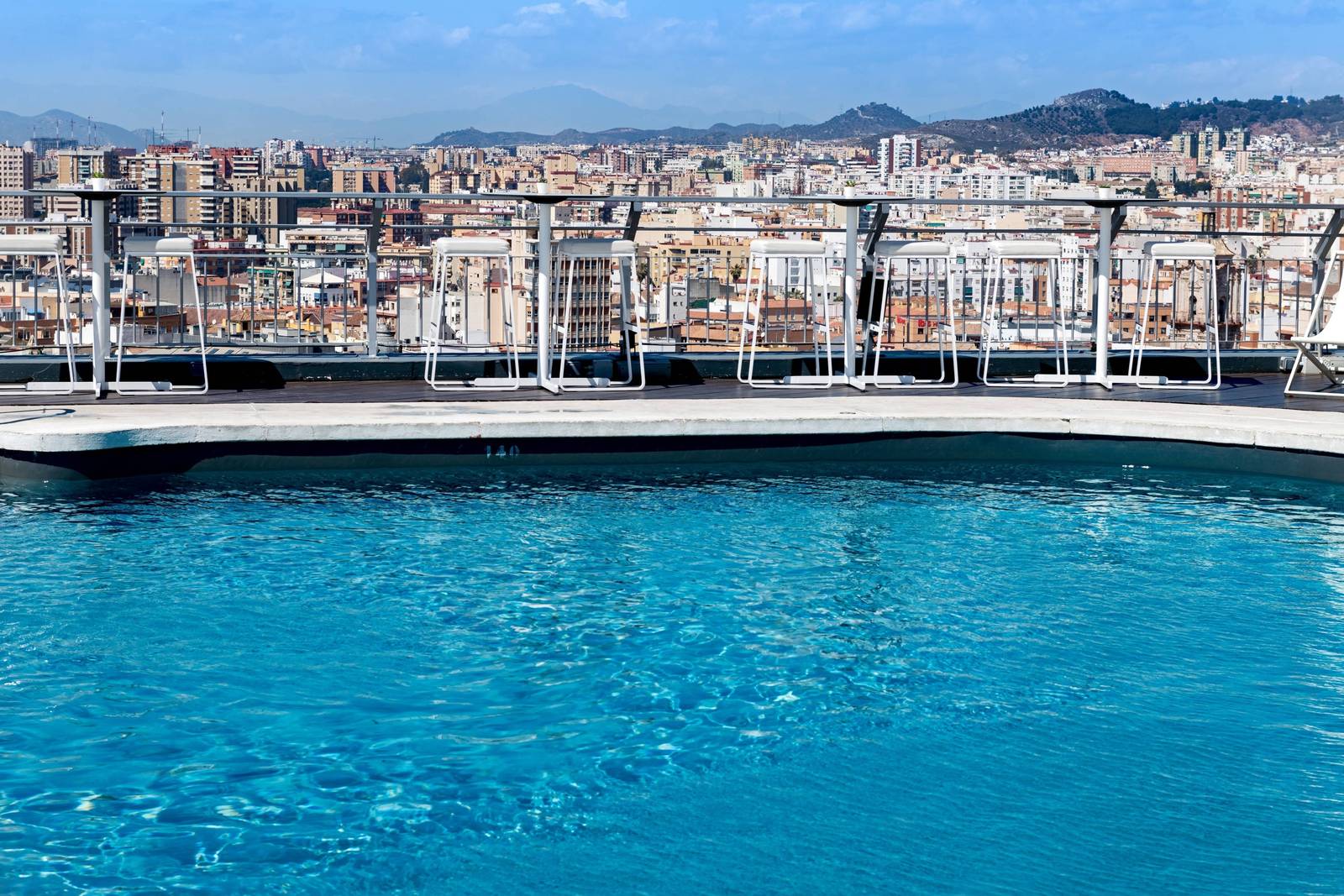 馬拉加 AC Hotel Málaga Palacio 頂樓泳池與城市景觀