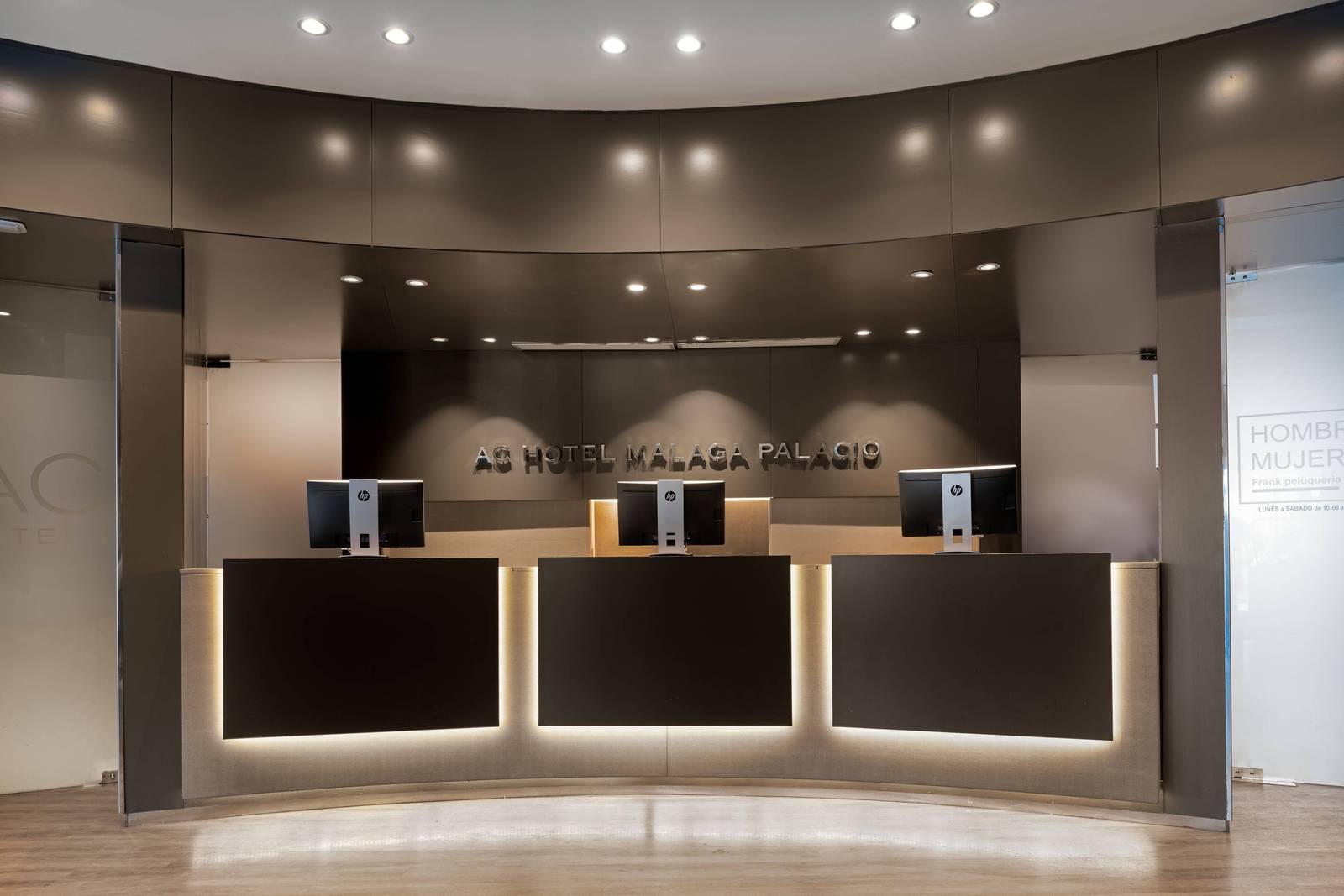 馬拉加 AC Hotel Málaga Palacio 接待櫃台