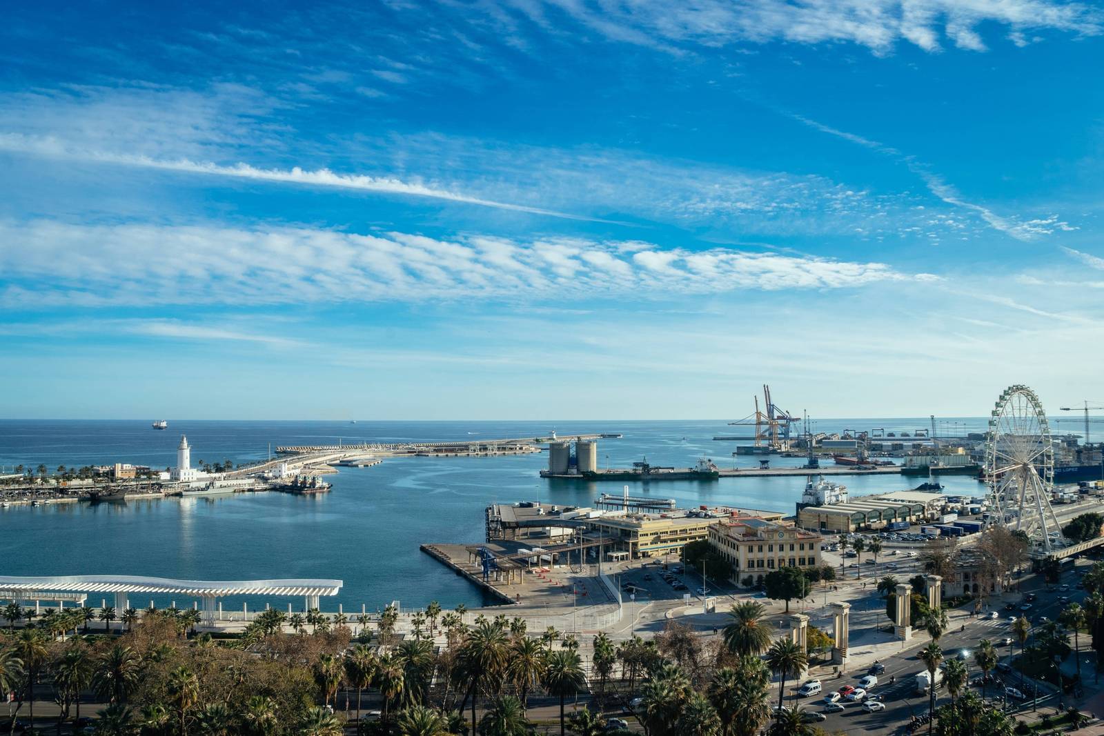 馬拉加 AC Hotel Málaga Palacio 露台俯瞰馬拉加港與摩天輪