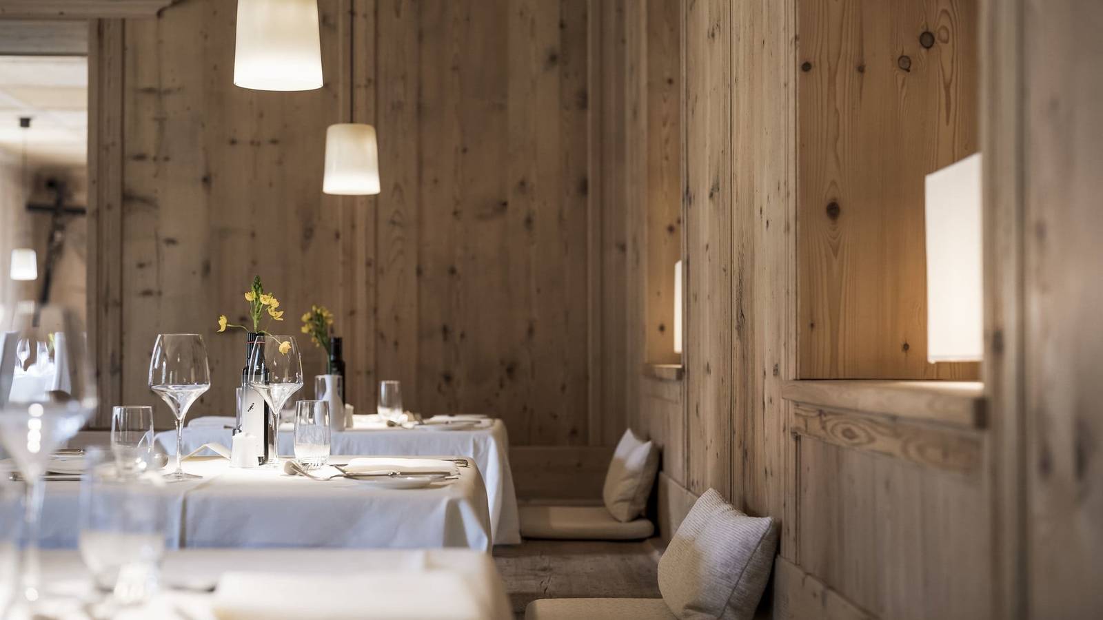 ADLER Spa Resort DOLOMITI 木牆餐廳的用餐座位