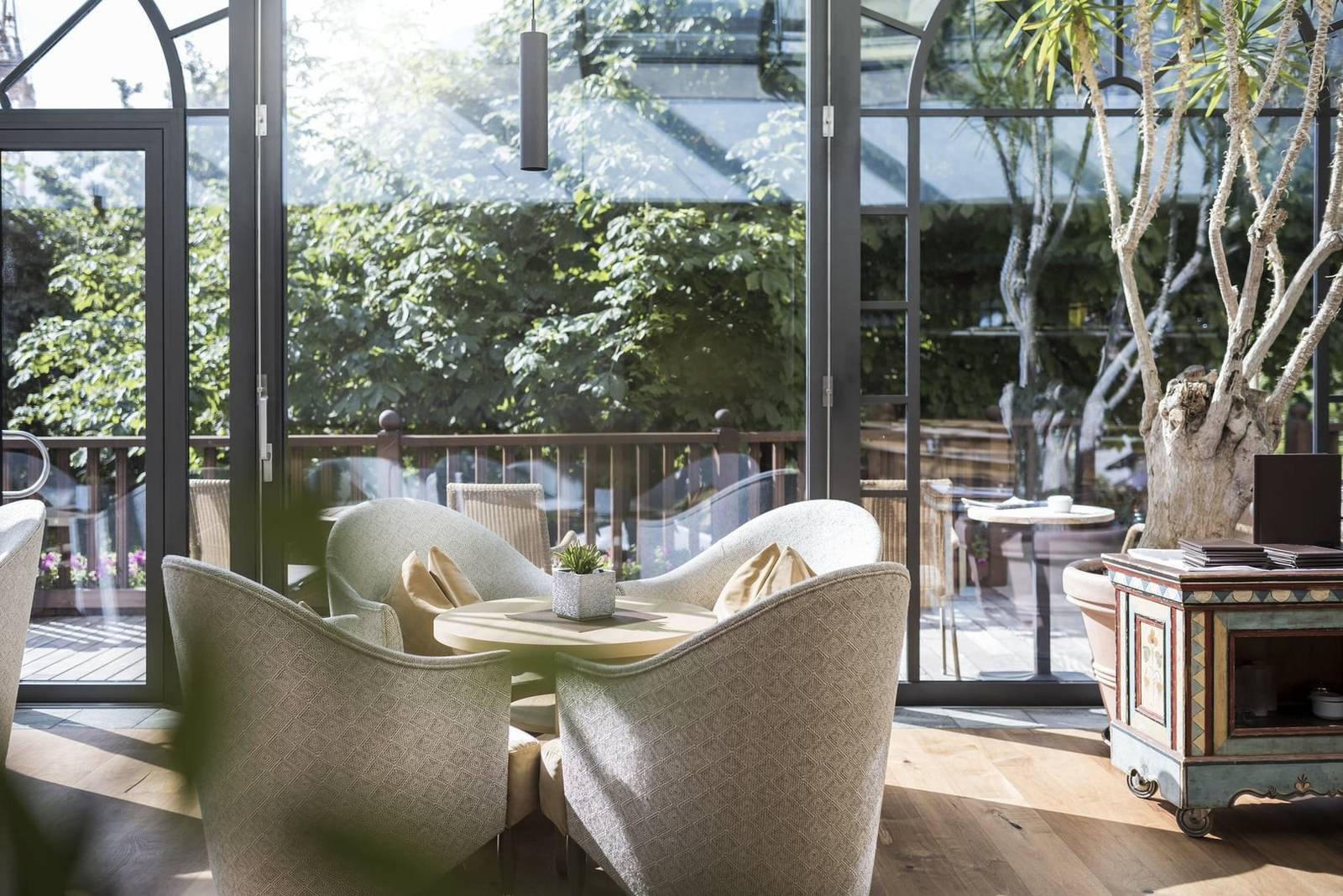 ADLER Spa Resort DOLOMITI 酒吧的扶手椅座位與玻璃窗