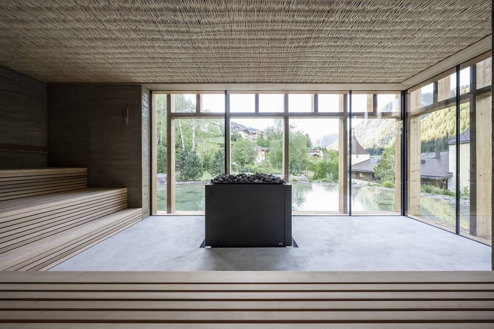 ADLER Spa Resort DOLOMITI 面向水景的木造三溫暖