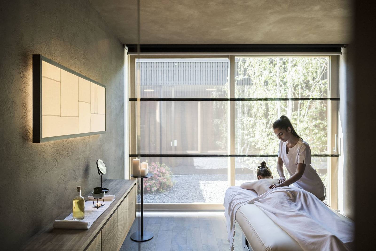 ADLER Spa Resort DOLOMITI Spa 療程室的按摩療程