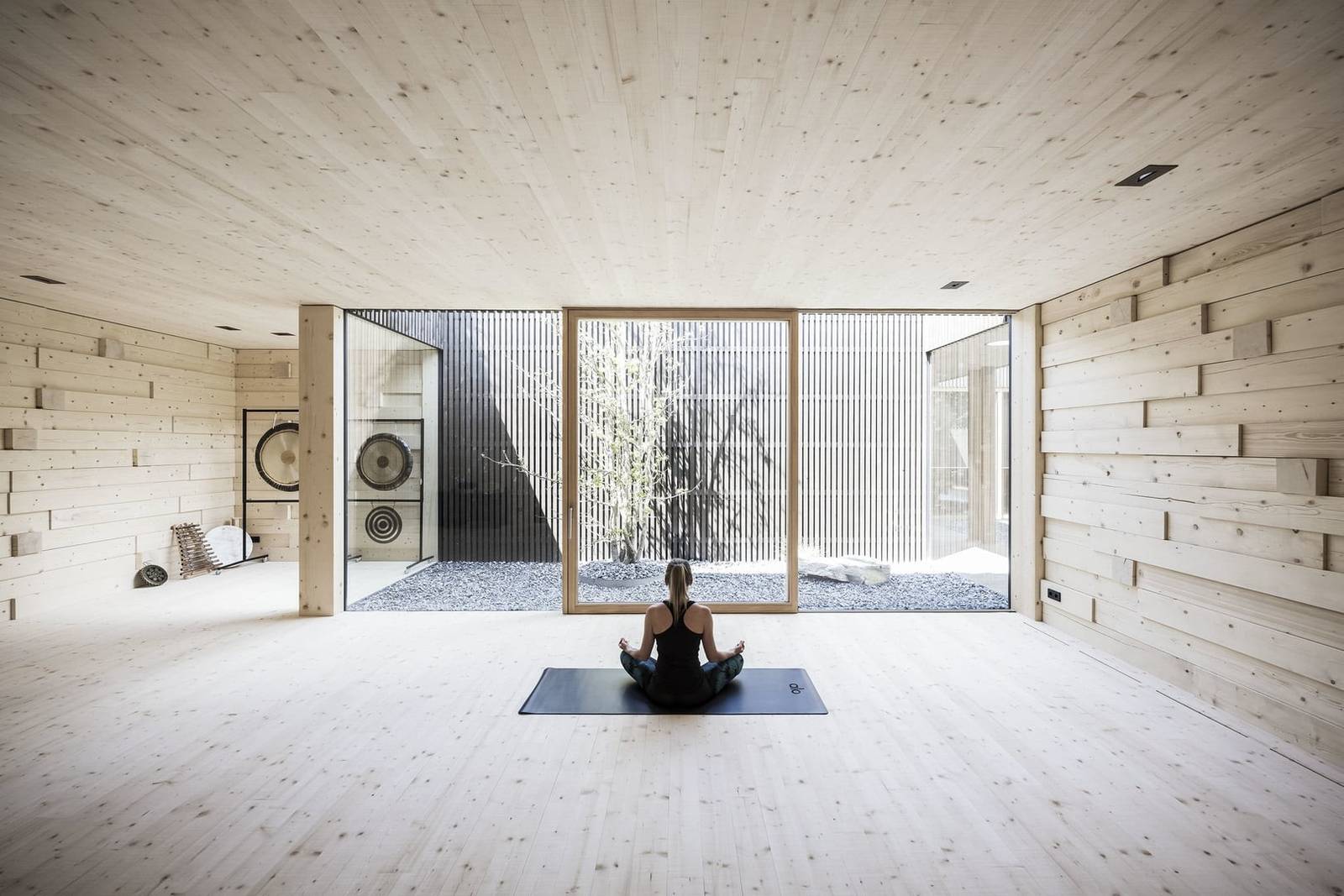 ADLER Spa Resort DOLOMITI 木造瑜伽室