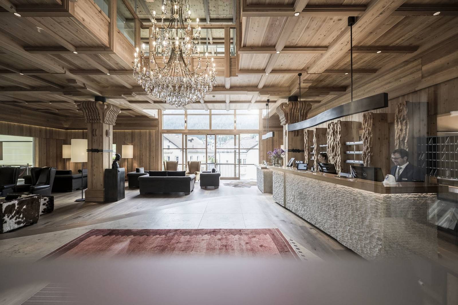 ADLER Spa Resort DOLOMITI 木質天花板與水晶吊燈的大廳