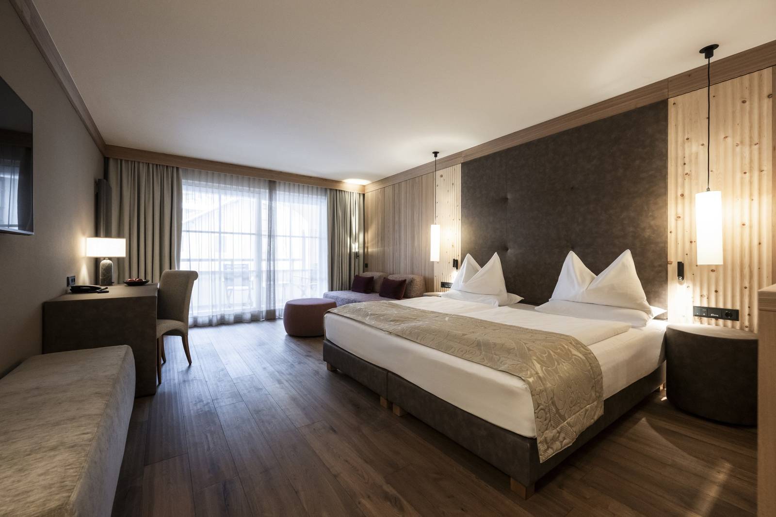 ADLER Spa Resort DOLOMITI 雙人客房床鋪與書桌