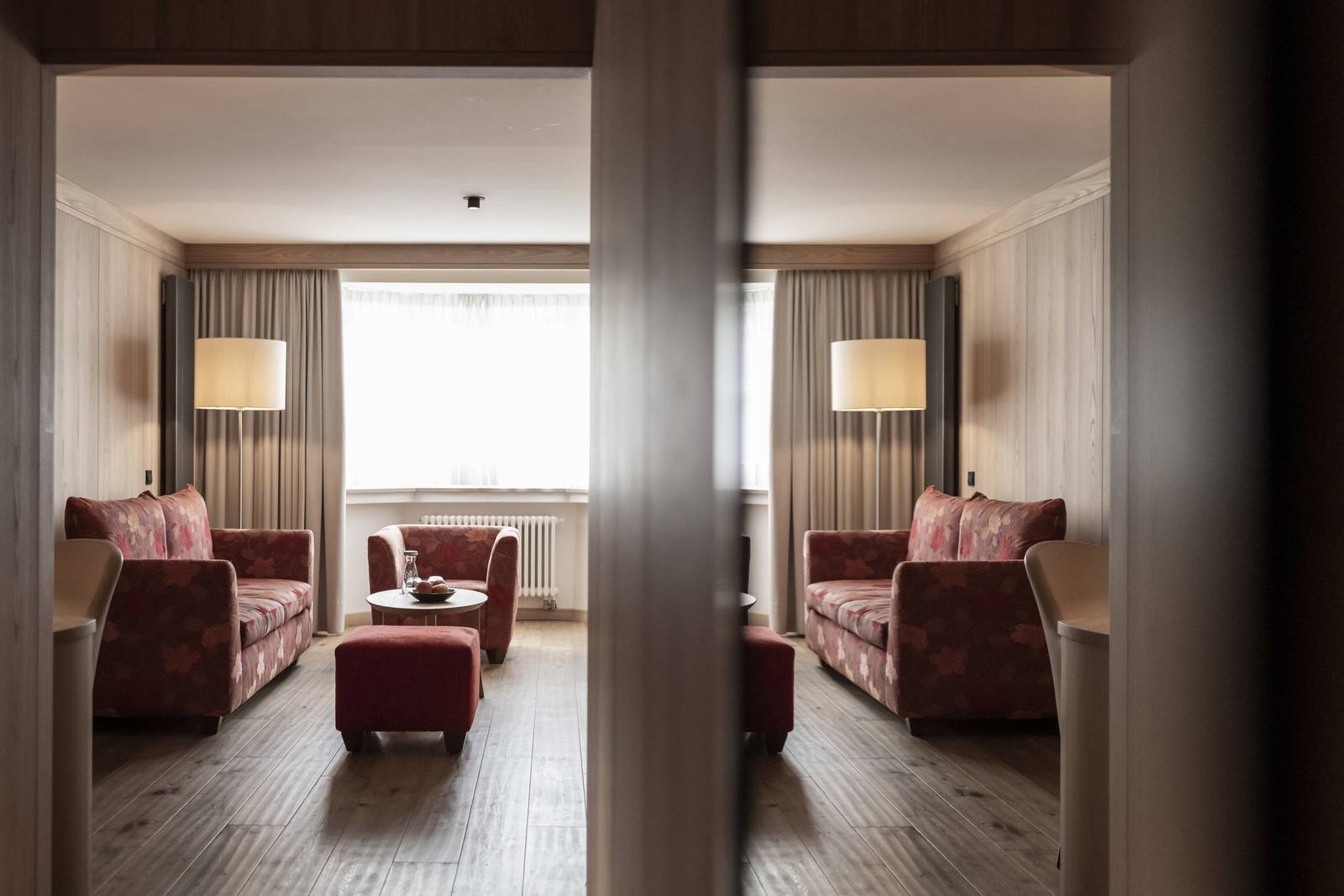 ADLER Spa Resort DOLOMITI 兩個相連起居空間的套房