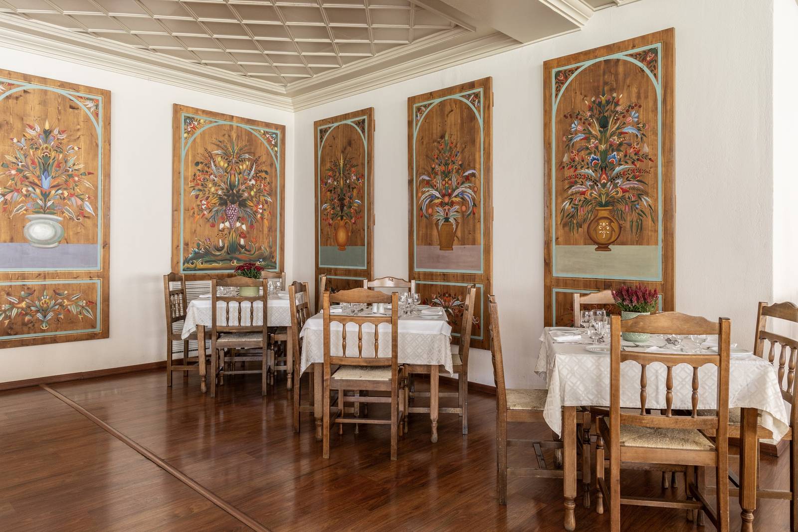 梅特歐拉 Amalia Hotel Meteora Theopetra 餐廳彩繪牆板與餐桌