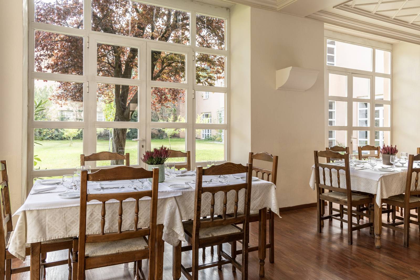 梅特歐拉 Amalia Hotel Meteora Polythea 餐廳面向庭園的落地窗座位