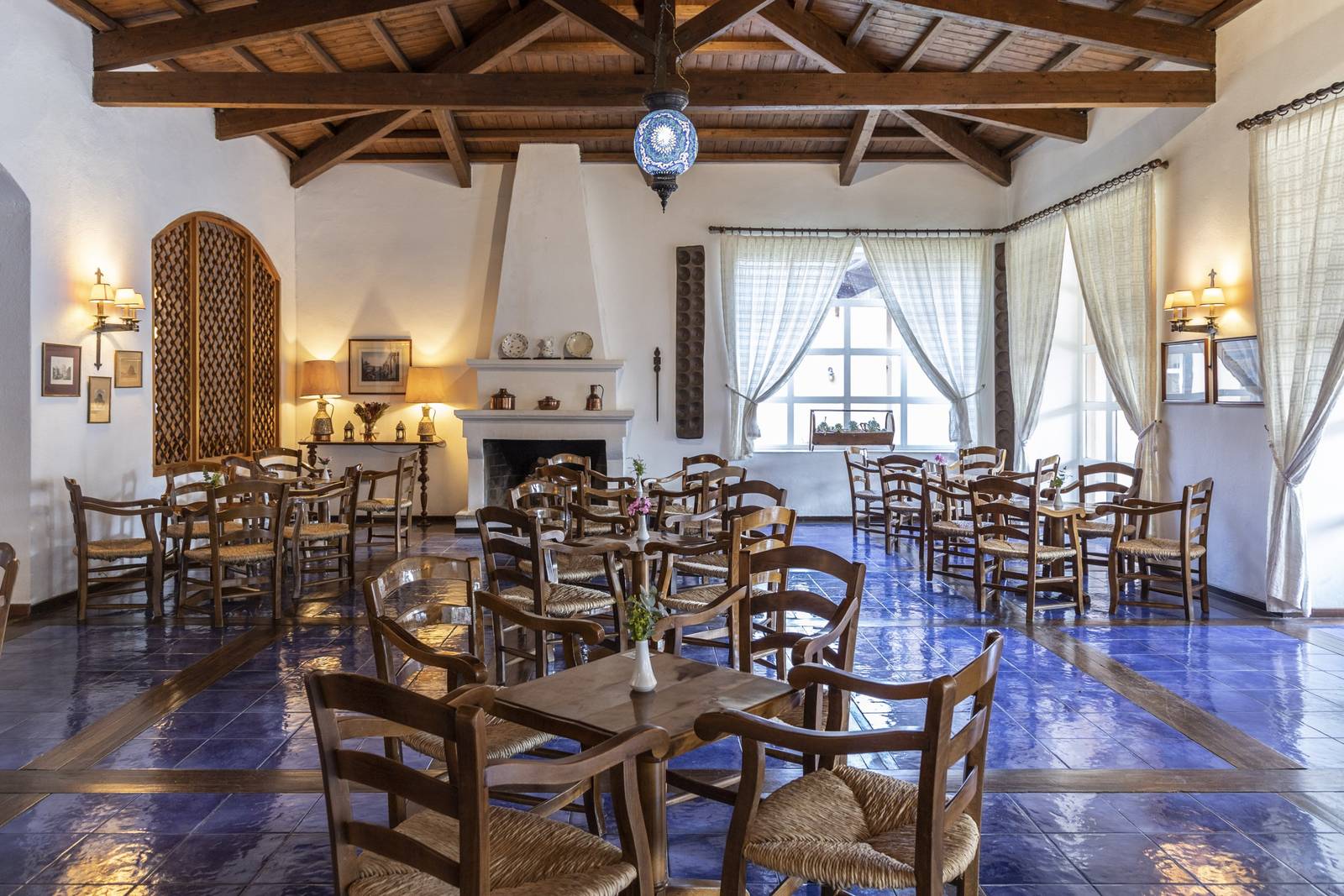 梅特歐拉 Amalia Hotel Meteora 木樑與藍色地磚的咖啡廳