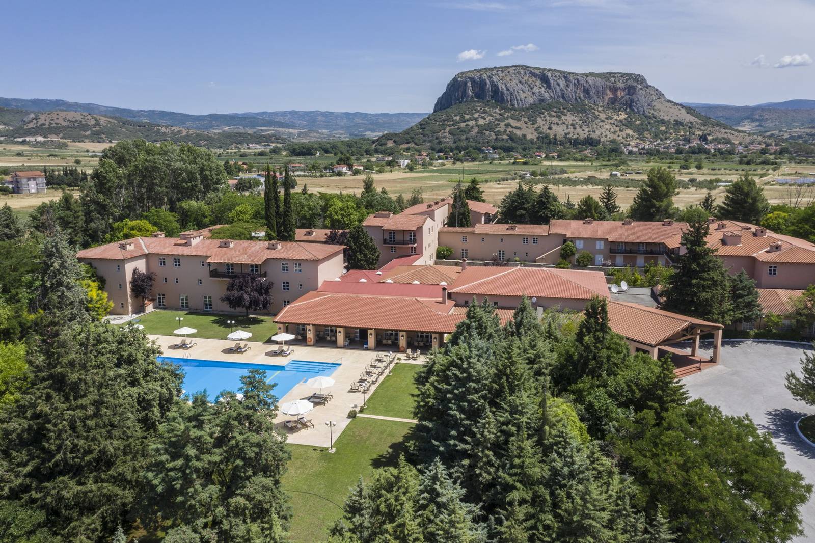 梅特歐拉 Amalia Hotel Meteora 空拍紅瓦建築、泳池與泰奧佩特拉岩
