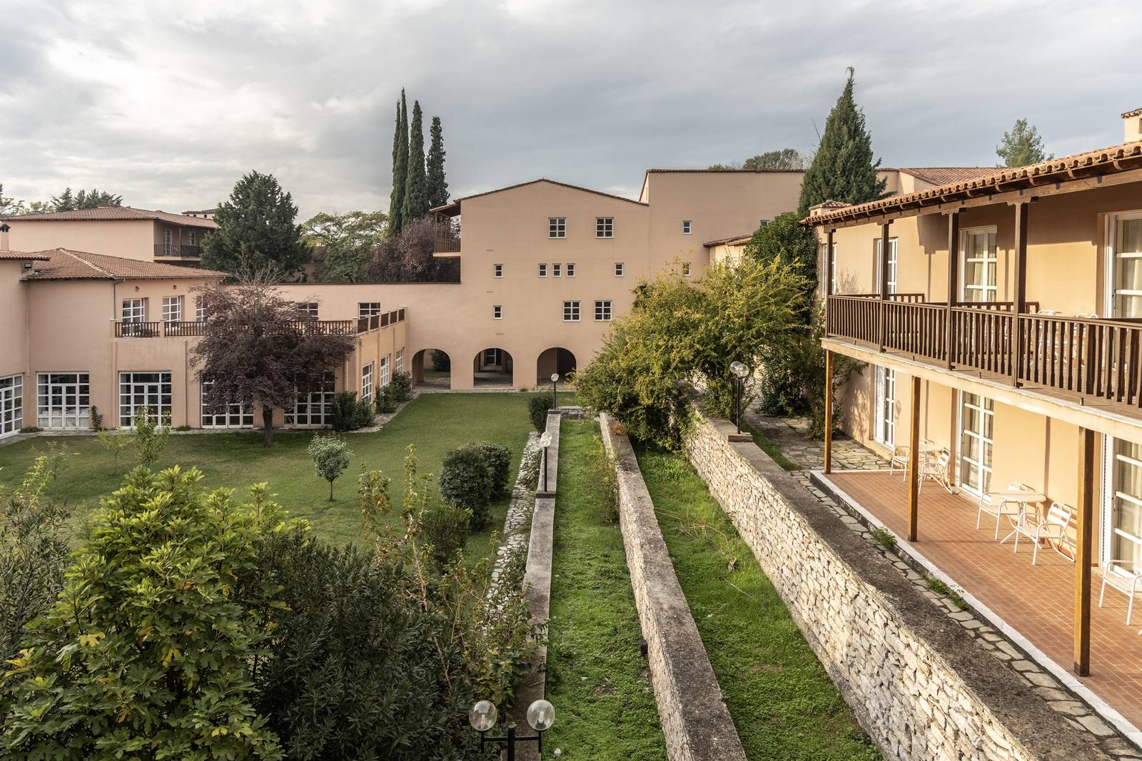 梅特歐拉 Amalia Hotel Meteora 客房棟與石牆旁的庭園