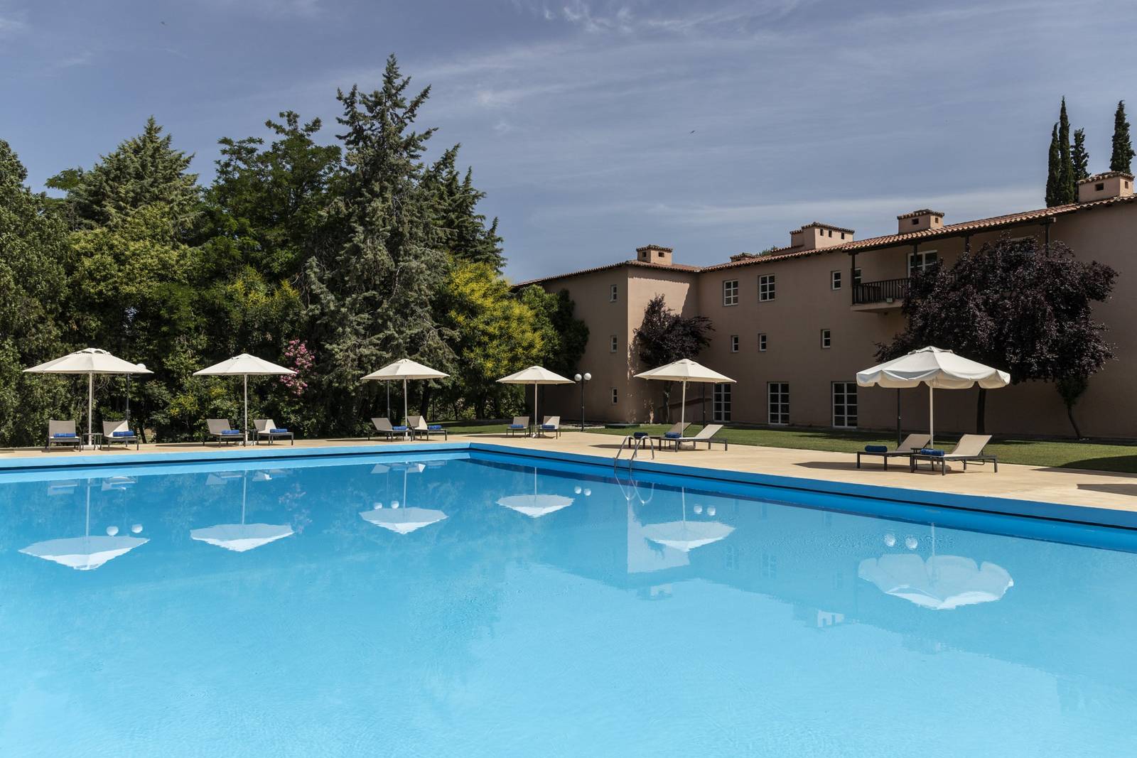 梅特歐拉 Amalia Hotel Meteora 戶外泳池與遮陽傘