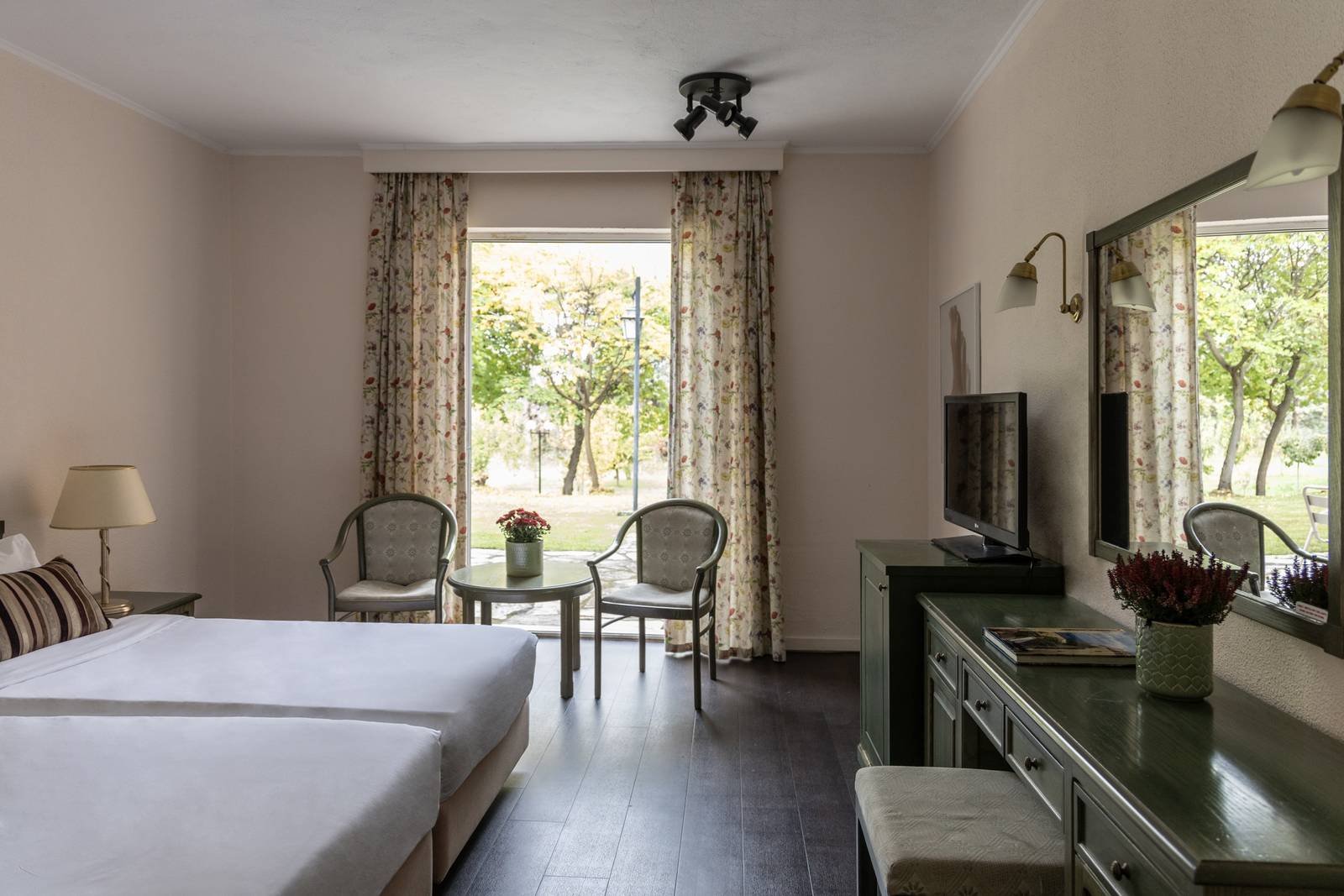 梅特歐拉 Amalia Hotel Meteora Classic 雙床客房與陽台門